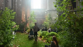 Instalacja "LeŚnia" w gotyckim wnętrzu Centrum św. Jana w Gdańsku. Fot. PAP/Adam Warżawa