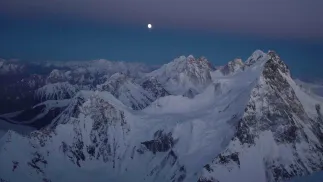 K2. Widok z obozu czwartego na Broad Peak i Gasherbrumy. Fot. PAP/DOYCHIN BOYANOV