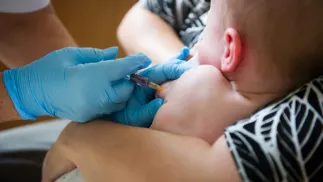 Szczepienie małego dziecka. Fot. PAP/Grzegorz Michałowski