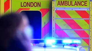 Karetka pogotowia w Londynie, fot. PAP/EPA/ANDY RAIN