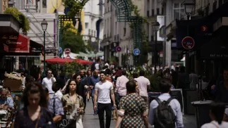 Ludzie spacerują ulicą Montorgueil w Paryżu, Francja. Fot. EPA/YOAN VALAT