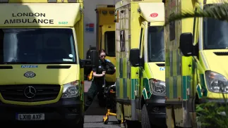 Karetki pogotowia w Londynie, zdjęcie ilustracyjne, fot. PAP/EPA/ANDY RAIN