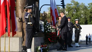 Prezydent Karol Nawrocki złożył wieniec pod pomnikiem marsz. Józefa Piłsudskiego przed Belwederem w Warszawie Fot. PAP/Paweł Supernak