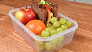 Drugie śniadanie do szkoły. Fot. PAP/Andrzej Lange