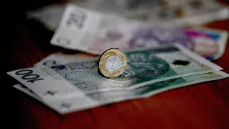 Złotówki Fot. PAP/Darek Delmanowicz
