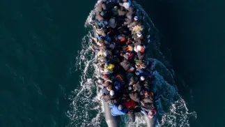 Łódź z imigrantami na kanale La Manche, zdjęcie ilustracyjne, fot. PAP/EPA/TOLGA AKMEN