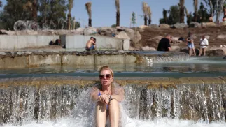 Ludzie chłodzą się w rzece Jordan w Izraelu Fot. PAP/EPA/ABIR SULTAN