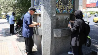 Miejskie źródło wody w Teheranie, zdjęcie ilustracyjne, fot. PAP/EPA/ABEDIN TAHERKENREH