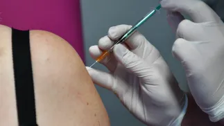 Szczepienie przeciwko covid-19 Fot. PAP/Wojtek Jargiło