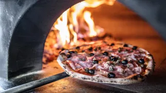 Pizza (zdjęcie ilustracyjne). Fot. PAP/Kalbar