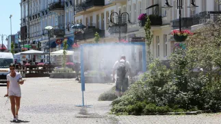 Kurtyna wodna w upalny dzień. Fot. PAP/Lech Muszyński