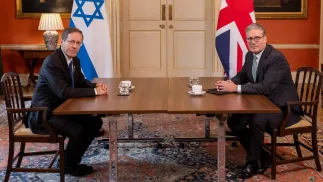 Keir Starmer (P) i Icchak Hercog (L). Fot. EPA/BETTY LAURA ZAPATA / POOL