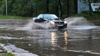 Kałuża po nawalnym deszczu Fot. PAP/Marcin Bielecki