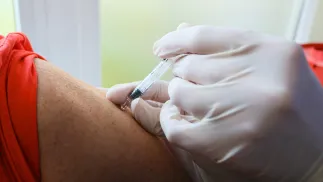 Podawanie szczepionki. Fot. PAP/Lech Muszyński