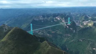 W Chinach został otwarty najwyżej zawieszony most drogowy na świecie. Fot. PAP/AFP