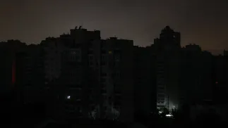 Kijów po rosyjskim ataku rakietowym. Fot. PAP/ EPA/SERGEY DOLZHENKO