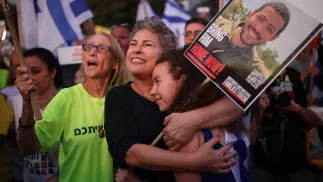 Izraelczycy czekają na wymianę zakładników. Fot. PAP/EPA/STRINGER 