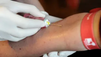 Pobieranie materiału od potencjalnego dawcy szpiku. Zdj. ilustracyjne. Fot. PAP/PAP/Marcin Bielecki