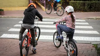 Sejm opowiedział się za obowiązkowymi kaskami dla dzieci. Fot. PAP/Rafał Guz
