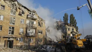 Zniszczenia po ataku rakietowym na Ukrainie. Zdj. ilustracyjne. Fot. PAP/EPA/SERGEY DOLZHENKO 