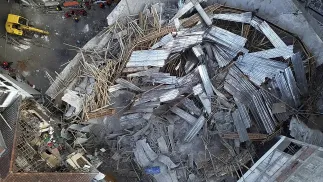 Zawalony budynek szkoły w Indonezji. Fot. PAP/EPA/FULLY HANDOKO 