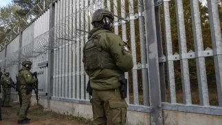 Funkcjonariusze straży granicznej na granicy z Białorusią, fot. PAP/Artur Reszko