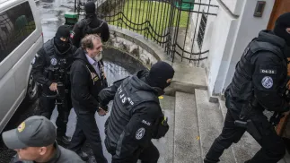 Juraj Cintula w drodze na proces. Fot. EPA/JAKUB GAVLAK