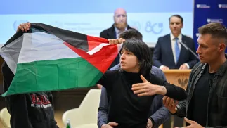 Protest propalestyński podczas konferencji jubileuszowej z okazji 80. rocznicy powstania ONZ w auli Starego BUW-u. Fot. PAP/Przemysław Piątkowski