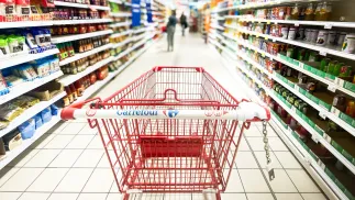 Ministerstwo Rolnictwa i Rozwoju Wsi rekomenduje przejęcie przez Krajową Grupę Spożywczą (KGS) sieci sklepów Carrefour. Fot. Adobe Stock/malgo_walko