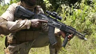 Żołnierz z Nigru, zdjęcie ilustracyjne, fot. PAP/EPA/LEGNAN KOULA