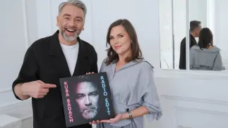 Kuba Badach i Aleksandra Kwaśniewska z płytą "Radio Edit". Fot. Materiały prasowe