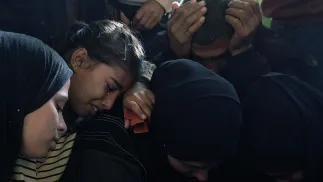 Palestyńczycy opłakują ciała swoich bliskich w szpitalu Nasser w Khan Yunis, na południu Strefy Gazy. Fot. PAP/EPA/HAITHAM IMAD