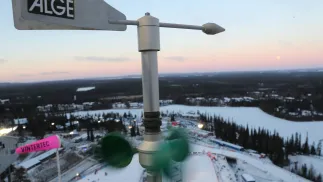 Wiatromierze na skoczni w Ruce. Fot. PAP/Grzegorz Momot