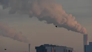 Dymiące kominy elektrociepłowni. Fot. PAP/Jacek Turczyk