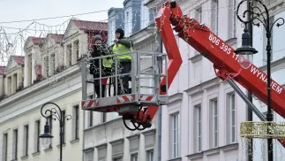 Prace przy montażu świątecznej iluminacji w Warszawie. PAP/Radek Pietruszka