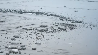 Zamarznięte jezioro Fot. PAP/Viacheslav Ratynskyi Więcej