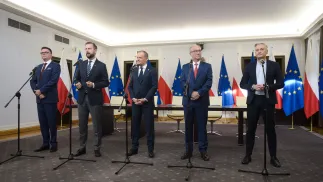 Przewodniczący Platformy Obywatelskiej Donald Tusk (C), przewodniczący Polski 2050 Szymon Hołownia (L), prezes Polskiego Stronnictwa Ludowego Władysław Kosiniak-Kamysz (2L) oraz współprzewodniczący Nowej Lewicy Włodzimierz Czarzasty (2P) i Robert Biedroń (P) podczas uroczystości parafowania umowy koalicyjnej. Fot. PAP/Marcin Obara