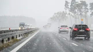 Intensywne opady deszczu ze śniegiem Fot. PAP/Marcin Bielecki