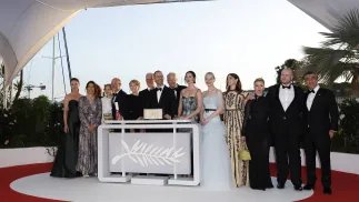 Joachim Trier wraz z ekipą filmową i obsadą "Wartości sentymentalnej" w Cannes. Fot. EPA/GUILLAUME HORCAJUELO