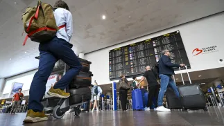 Podróżni na lotnisku Zaventem w Brukseli, fot. PAP/EPA/FREDERIC SIERAKOWSKI