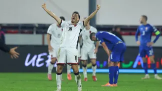 Radość reprezentanta Albanii Juljana Shehu podczas meczu Serbi-Albania, fot. PAP/EPA/ANDREJ CUKIC