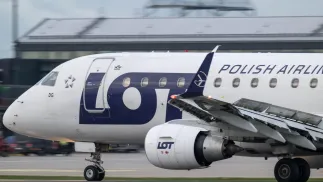 Samolot Embraer E170STD, zdjęcie ilustracyjne. Fot. PAP/Andrzej Jackowski