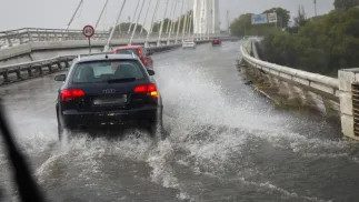 Ulewa, zdjęcie ilustracyjne. Fot. PAP/EPA/JOSE MANUEL VIDAL