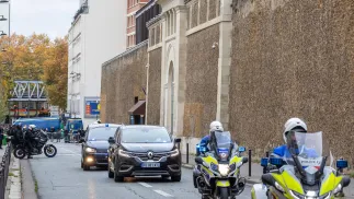 Były prezydent Francji Nicolas Sarkozy opuścił więzienie pod eskortą policji. Fot. PAP/EPA/CHRISTOPHE PETIT TESSON