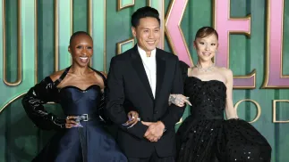 Brytyjska aktorka/członkini obsady Cynthia Erivo, amerykański reżyser Jon M. Chu i amerykańska aktorka/członkini obsady Ariana Grande. Fot. PAP/EPA/NEIL HALL