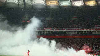 Race rzucone na boisko przez polskich kibiców podczas meczu eliminacyjnego piłkarskich mistrzostw świata z Holandią. PAP/Piotr Nowak