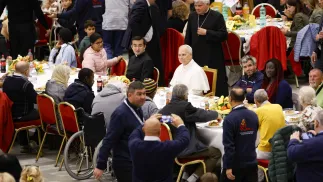 Papież je obiad z ubogimi Fot. PAP/EPA/FABIO FRUSTACI