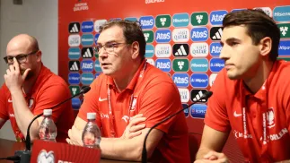 PiłkarzJakub Kiwior, trener kadry Jan Urban i rzecznik prasowy Emil Kopański. Fot. PAP/Leszek Szymański