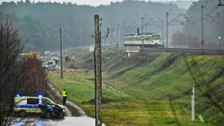 Działania służb przy zniszczonym fragmencie torowiska na trasie Dęblin-Warszawa. Fot. PAP/Przemysław Piątkowski