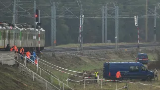 Działania służb przy zniszczonym fragmencie torowiska na trasie Dęblin-Warszawa przy stacji kolejowej Mika. Fot. PAP/Wojtek Jargiło
